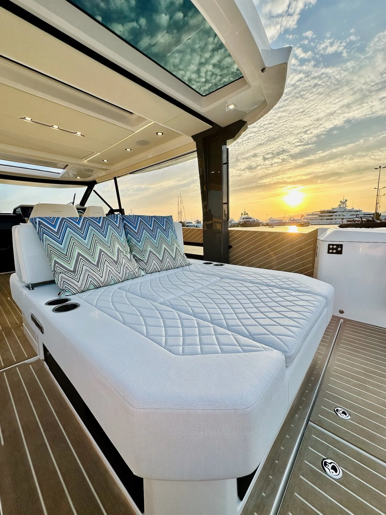 Bain de soleil d'un bateau à moteur préparé par White Anchor au coucher du soleil, port de Cannes