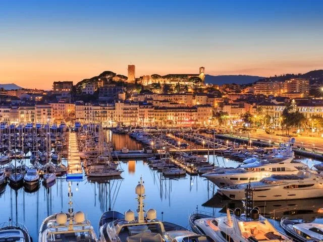 Vieux-Port de Cannes et le Suquet de nuit