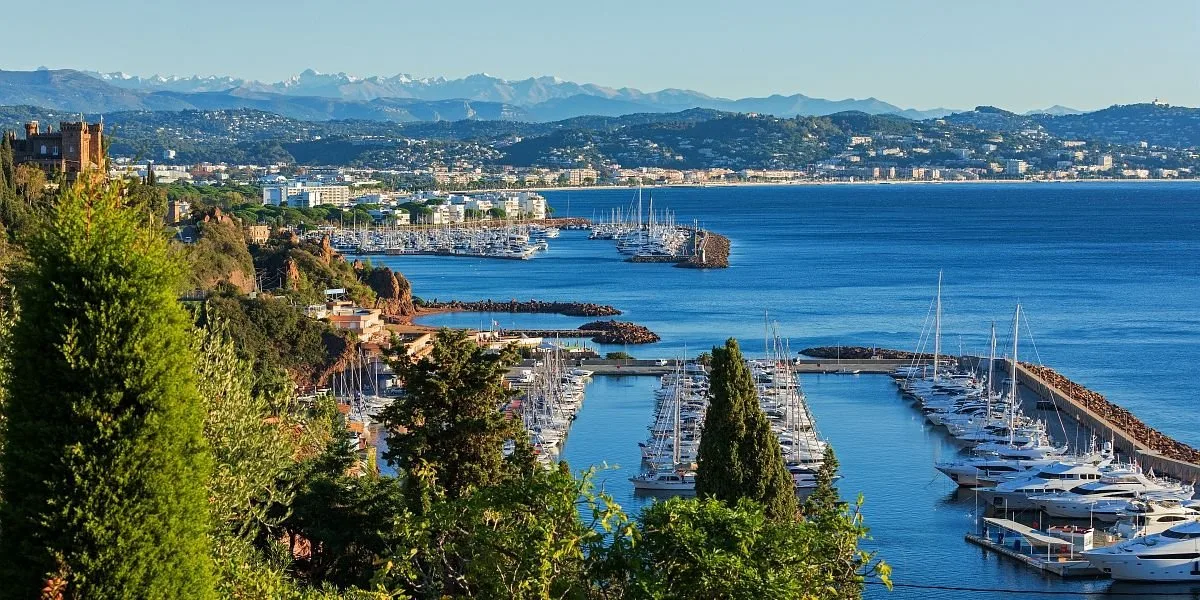 Port de Mandelieu-La Napoule et la baie de Cannes