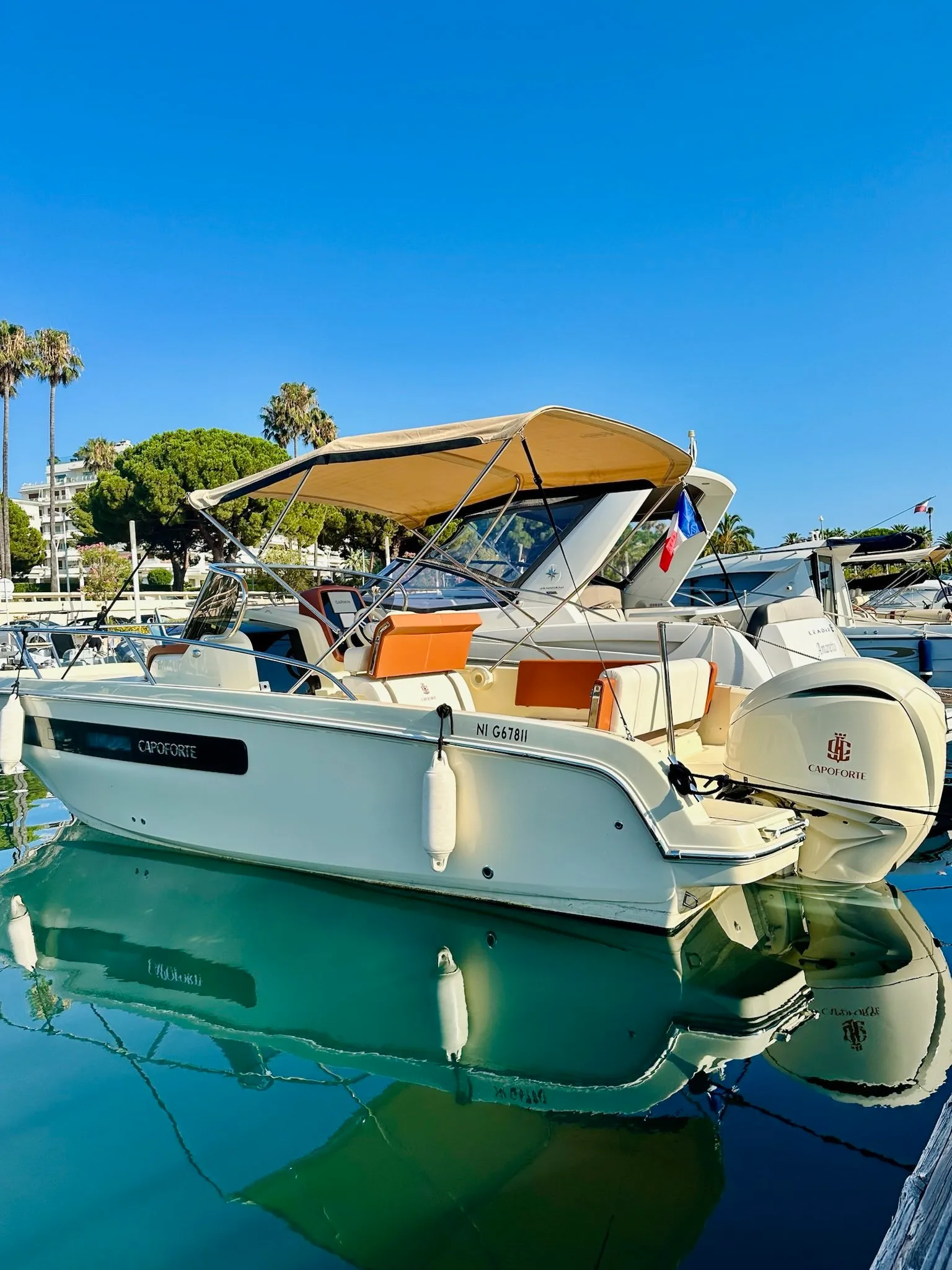 Bateau open à quai dans le port de Cannes