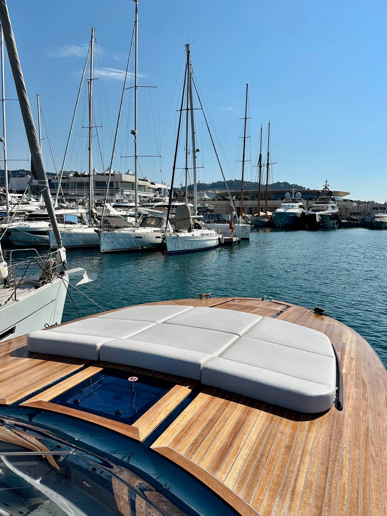 Bain de soleil et pont en teck d'un bateau après nettoyage, port de Cannes